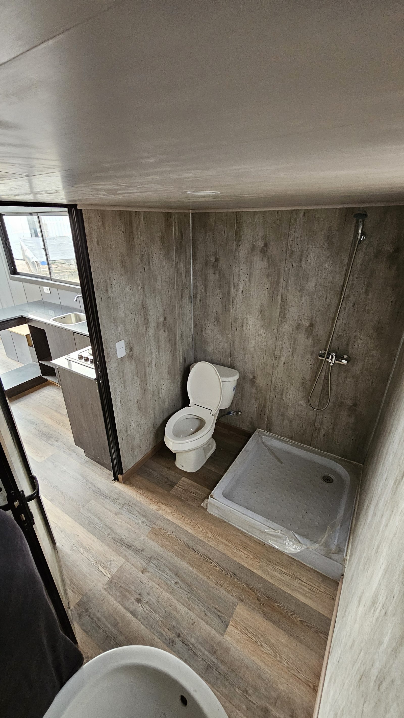 Baño completo con ducha y WC del modelo dos pisos