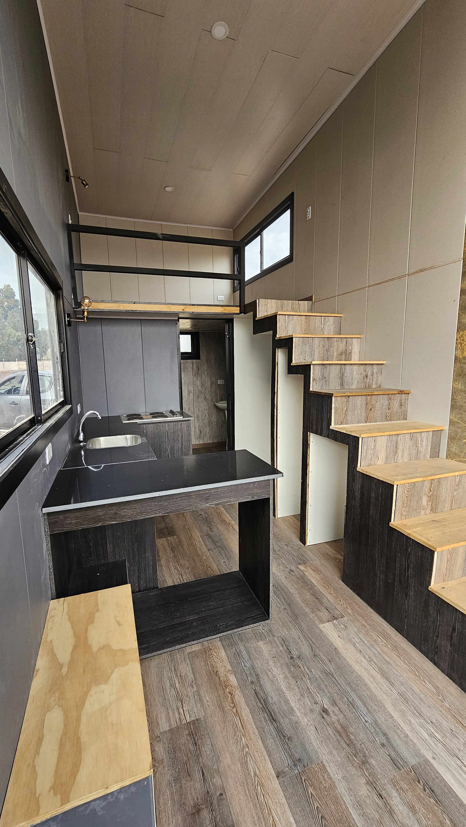 Cocina equipada con loft de doble altura