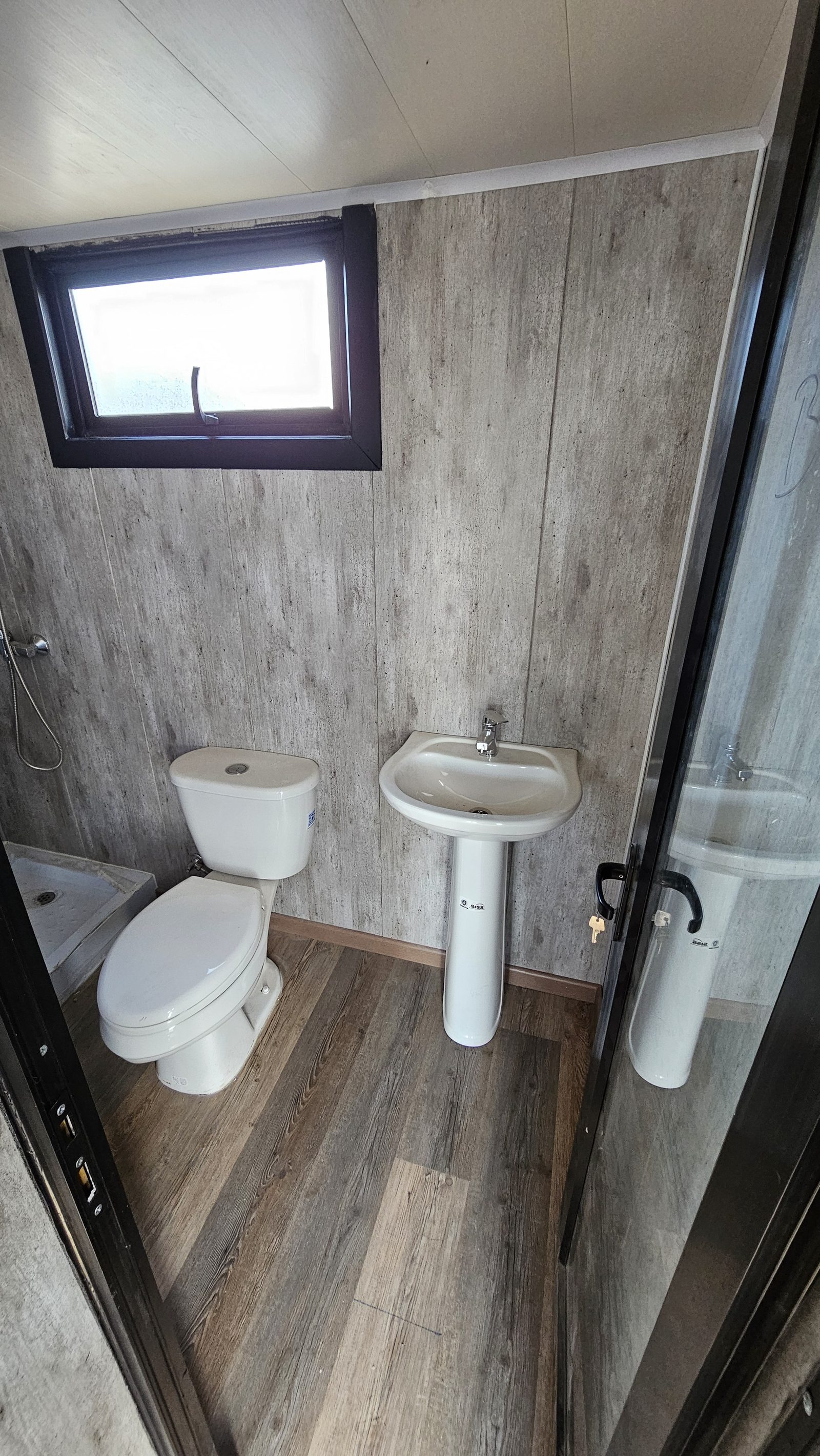 Baño completo con ducha, WC y lavamanos